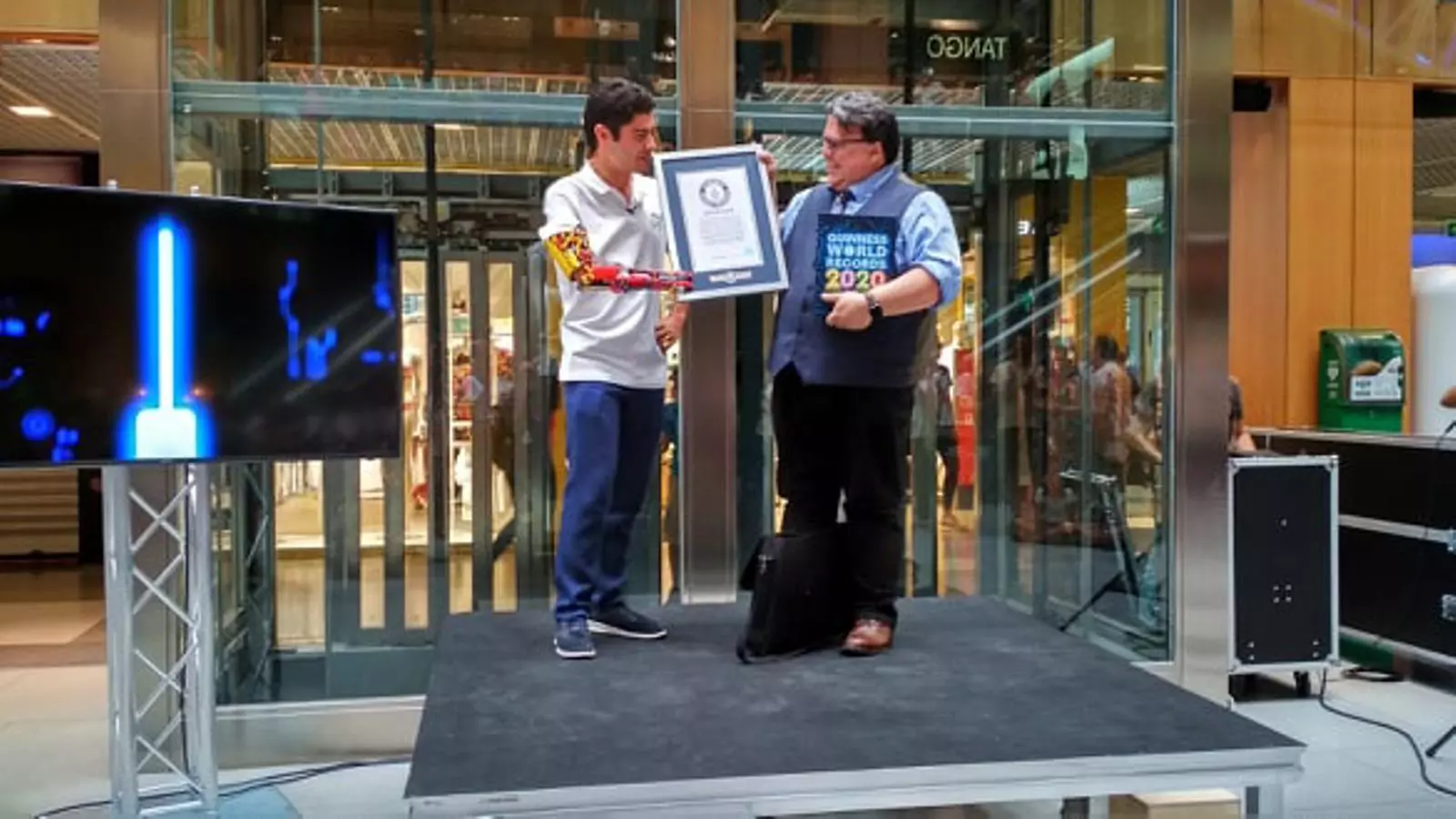 El jove andorrà David Aguilar rep l'acreditació per haver assolit un rècord Guiness. / T. N.