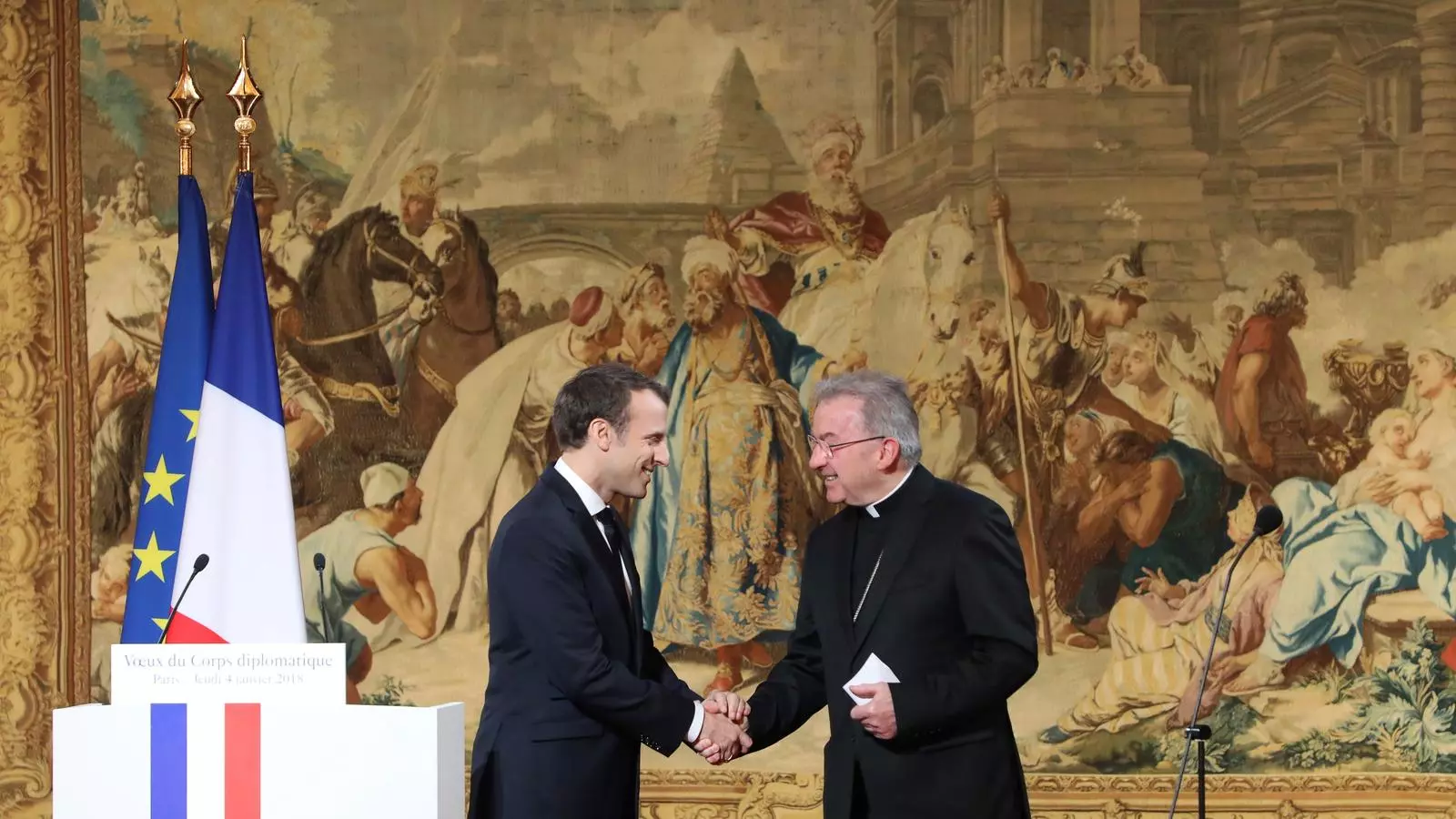 El president francès, Emannuel Macron, i l'ambaixador papal a França, Luigi Ventura, a la recepció anual d'any nou.