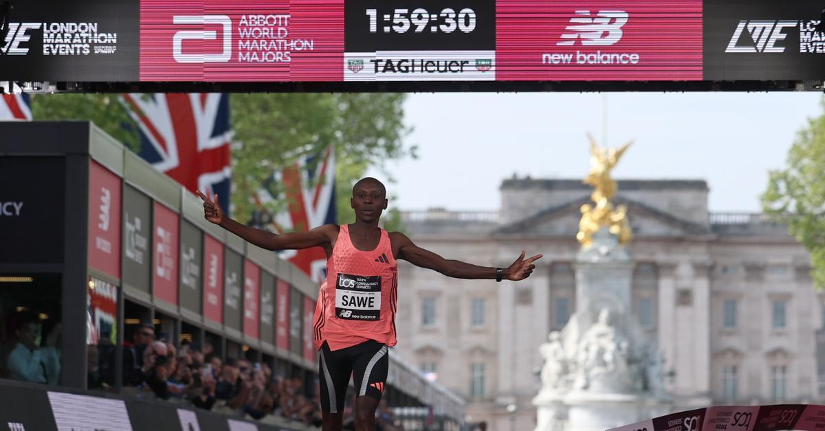 L'atleta kenyà Sabastian Sawe es converteix en el primer home que baixa de les dues hores a una Marató de Londres històrica