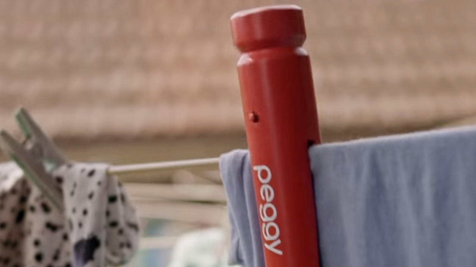 L'aparell té la forma i la funció d'una agulla d'estendre