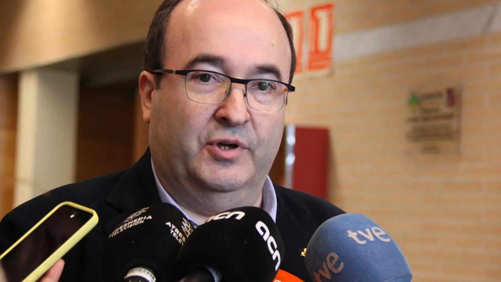 El primer secretari del PSC, Miquel Iceta, en una atenció als mitjans aquest diumenge a Vilanova del Camí / ACN