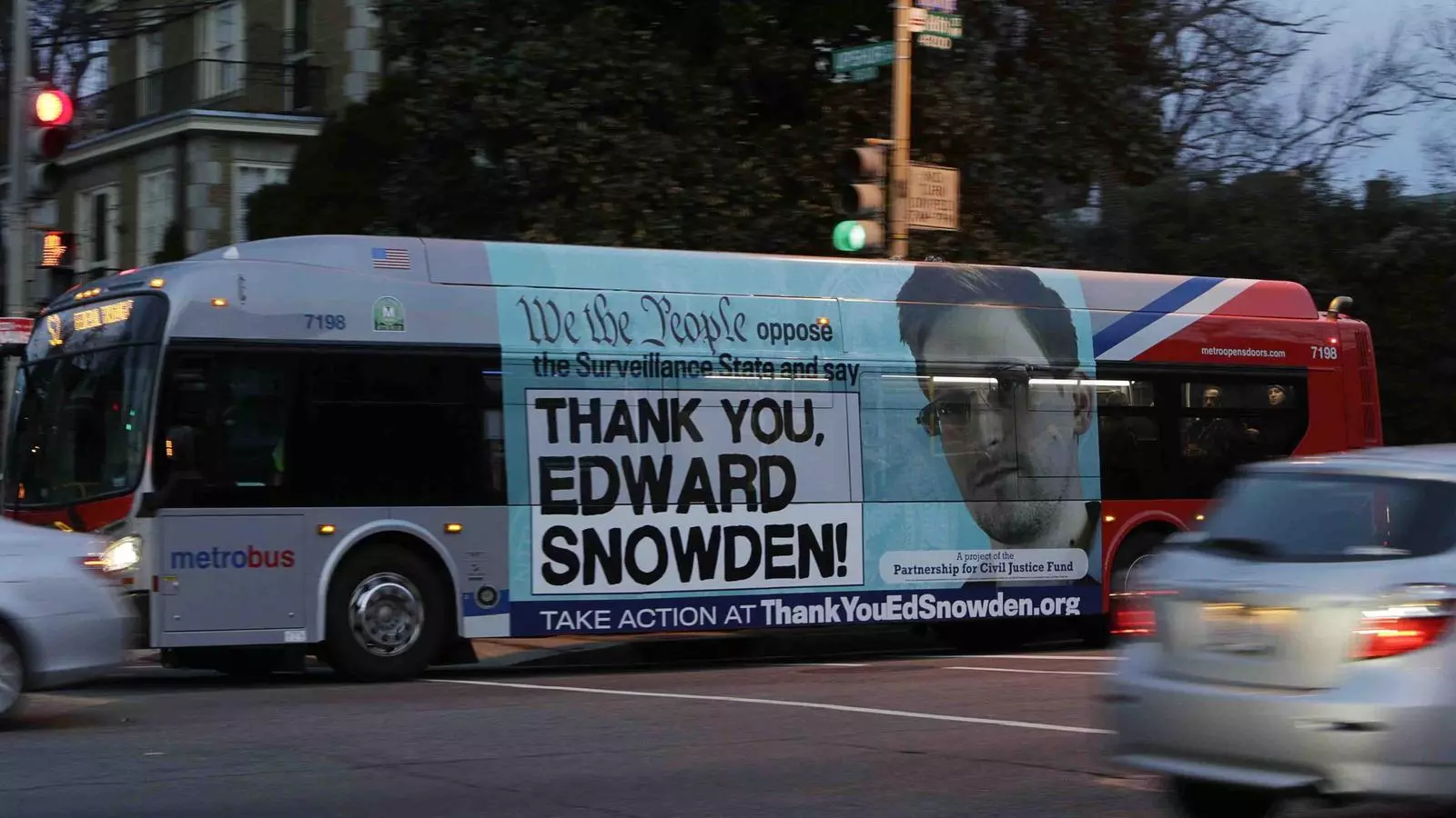 Un autobús circula per Washington donant suport a Snowden el passat 20 de desembre en una campanya de la Fundació Aliança per la Justícia Civil. REUTERS