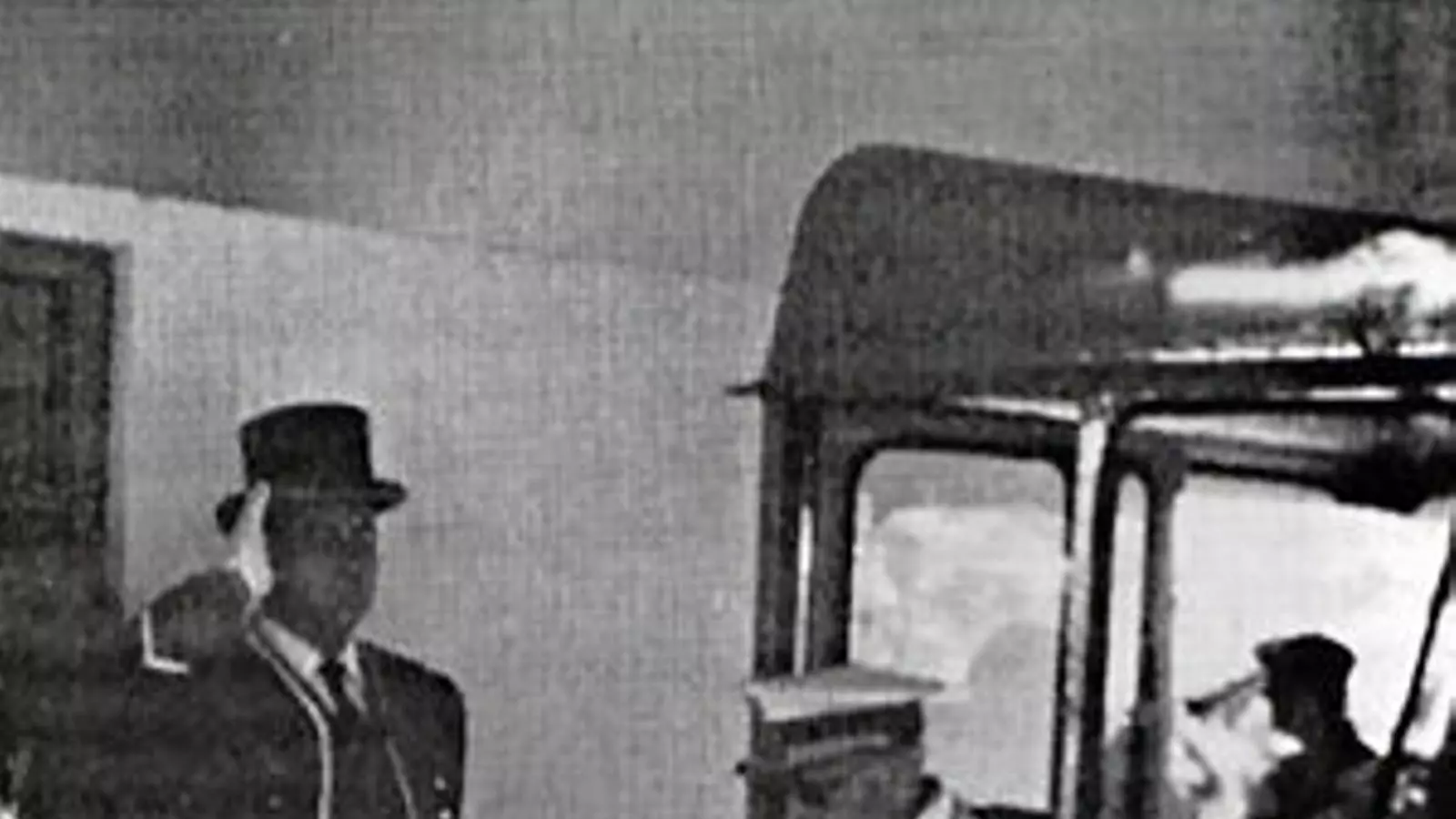 El general Franco a l’estació superior de l’ascensor de Queralt. L’aparell es va espatllar al següent viatge.