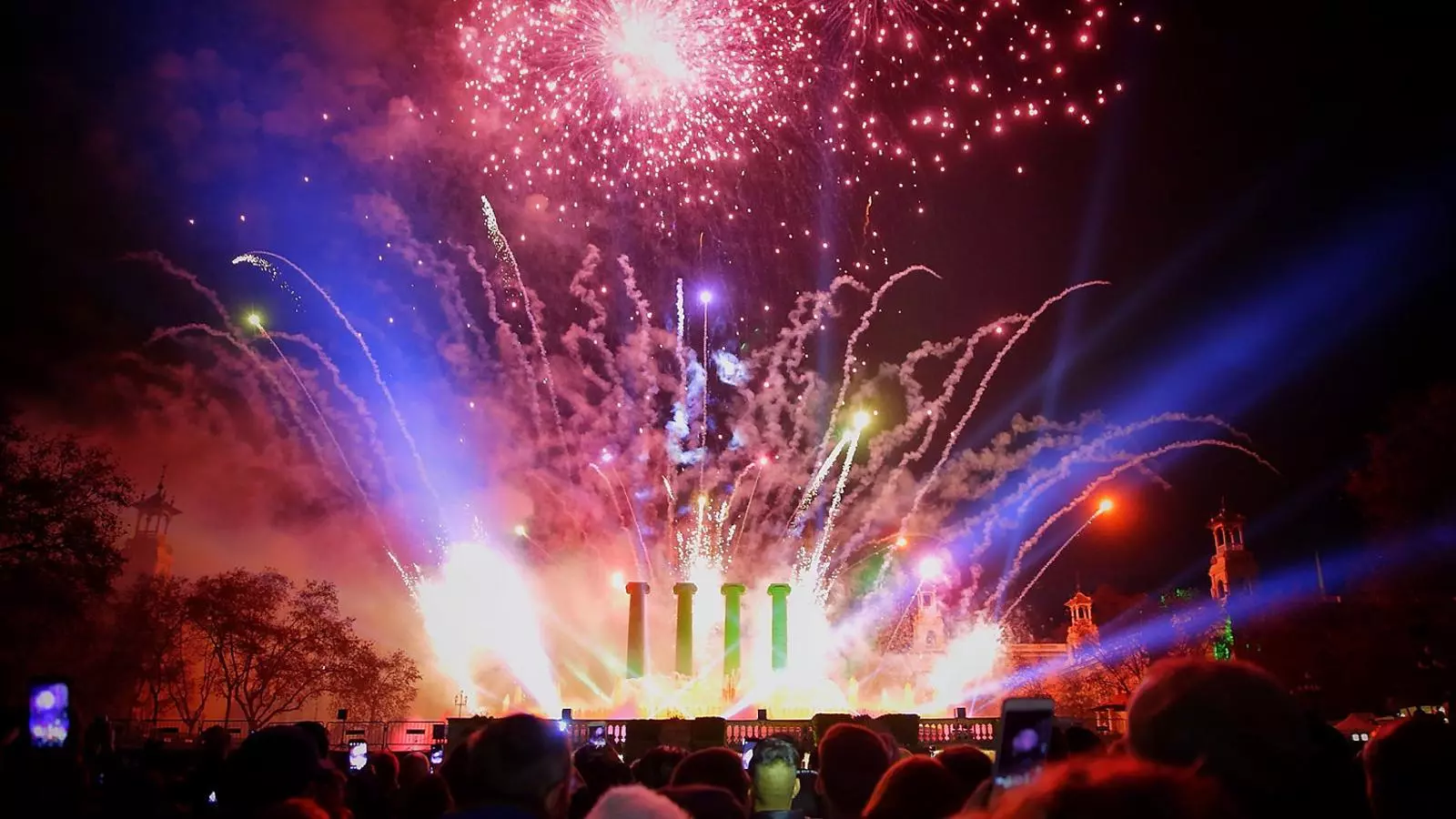 Imatge d'arxiu dels focs artificials durant la celebració del Cap d’Any del 2016, a l’avinguda Maria Cristina.