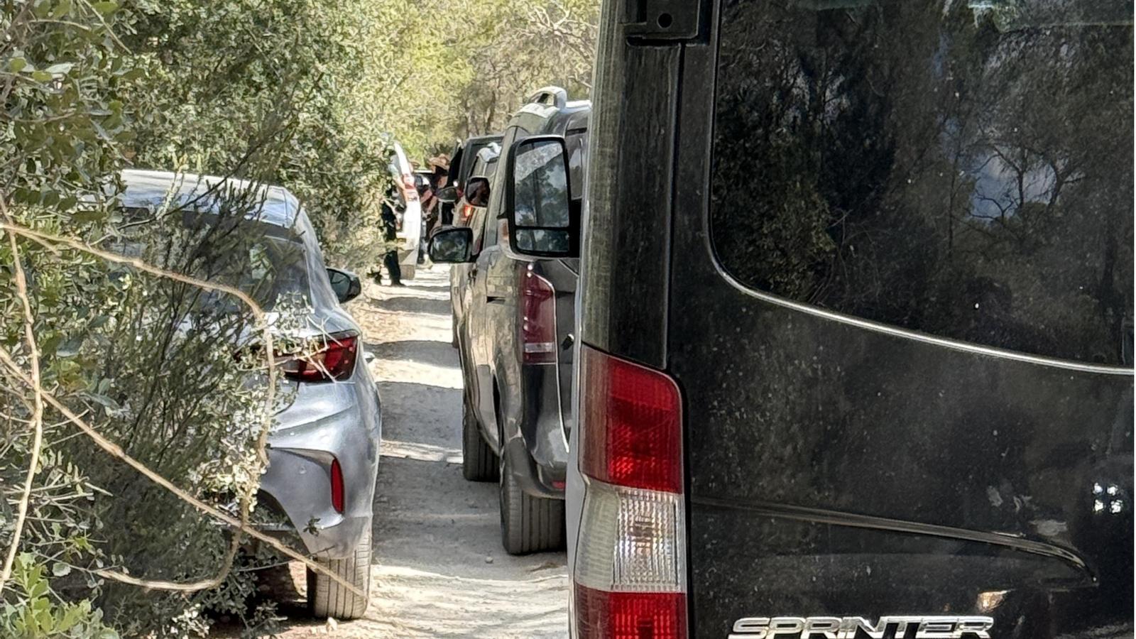 Vehículos aparcados frente a la finca donde se celebraba la fiesta en Santa Eulària.