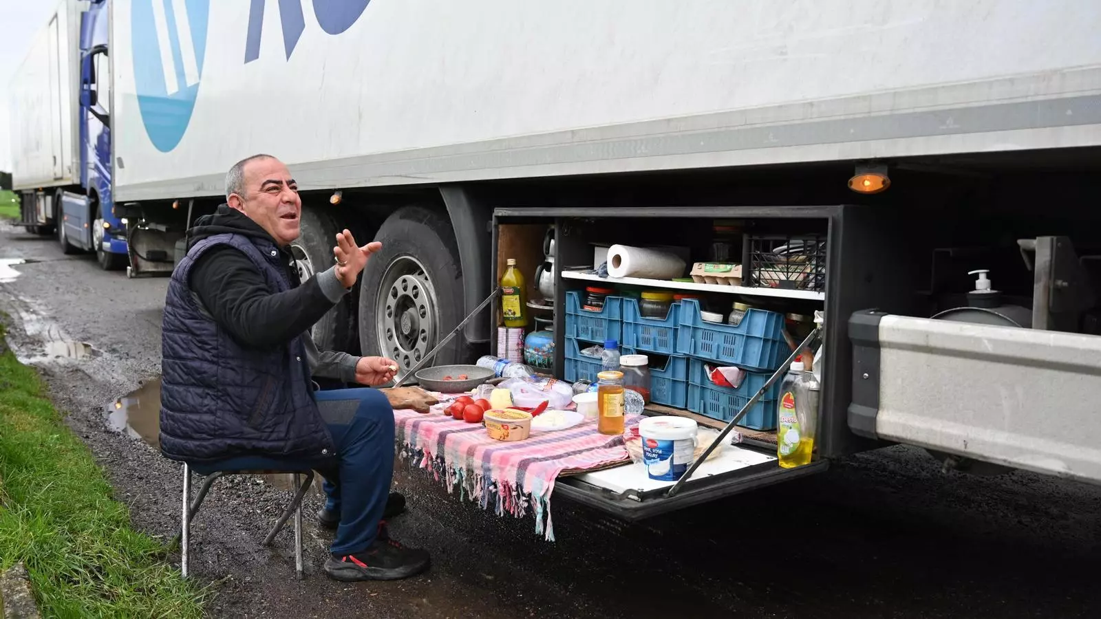 Un camioner turc, aquest matí a l'autopista M20, a prop d'Ashford, mentre esmorza. El bloqueig de França ha atrapat més de 1.500 camions