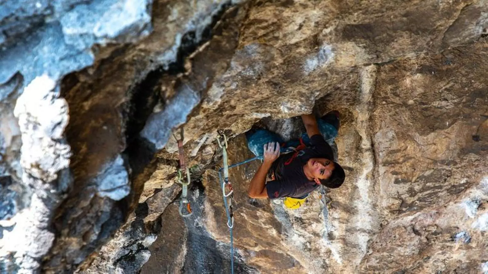 Un home practicant l'escalada.
