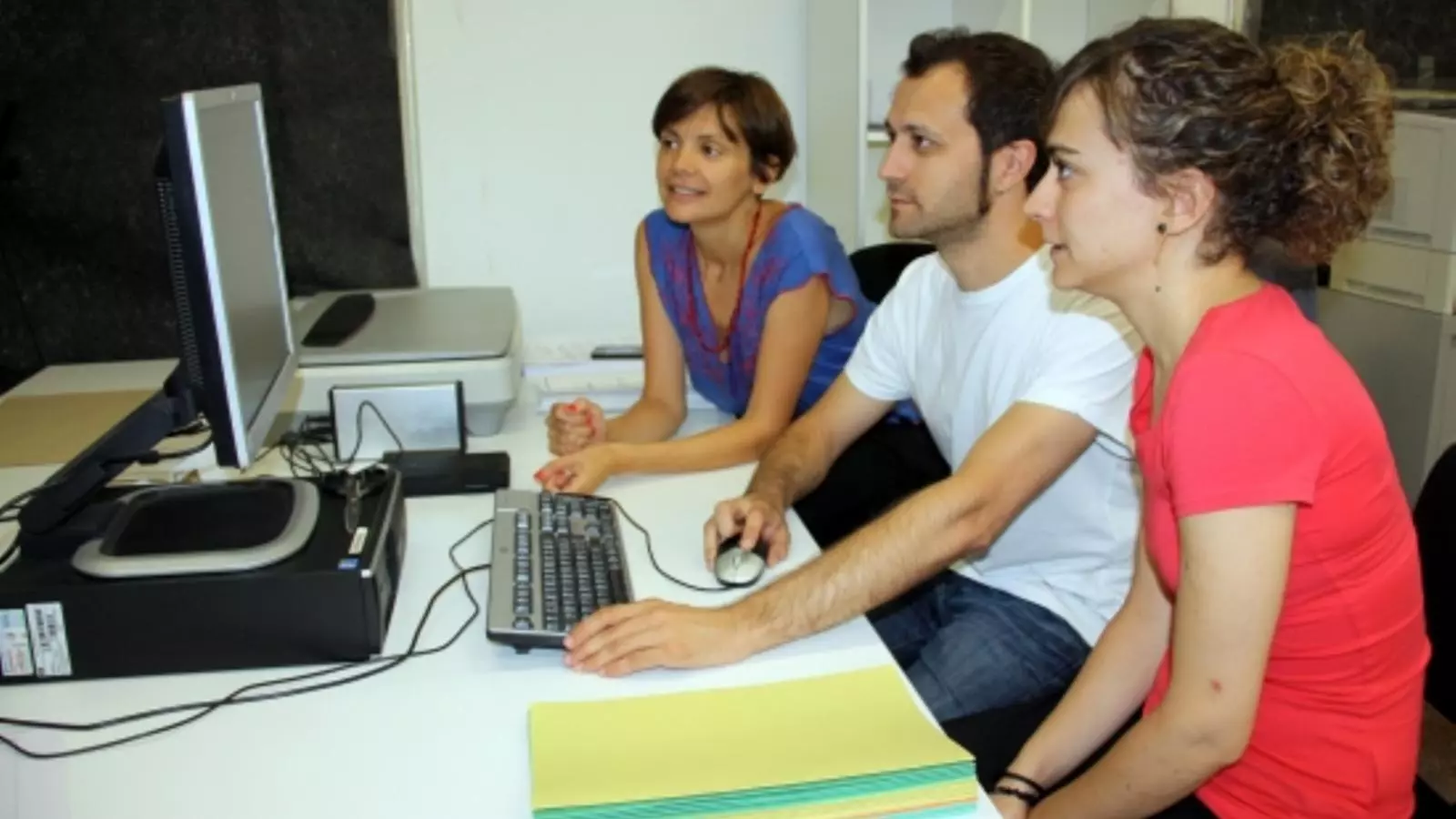 L'editora d'Interseccions.cat, Natàlia Lloreta, el president del Centre de Recerques del Pla d'Urgell Mascançà, Jordi Soldevila, i la guionista Laia Soldevila