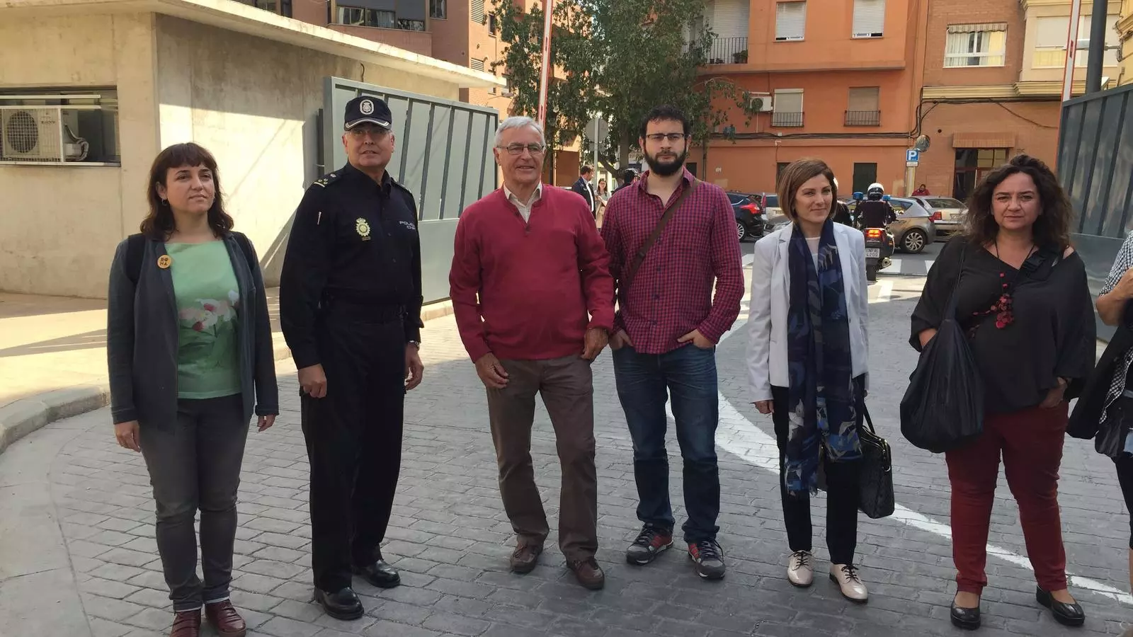 L'alcalde de València, Joan Ribó, amb diversos regidors i tècnics municipals a l'entrada del CIE de Sapadors.