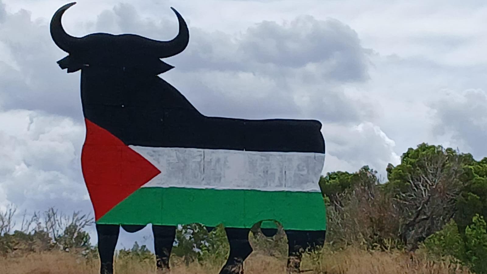 The Osborne bull of Algaida, painted with the Palestinian flag.