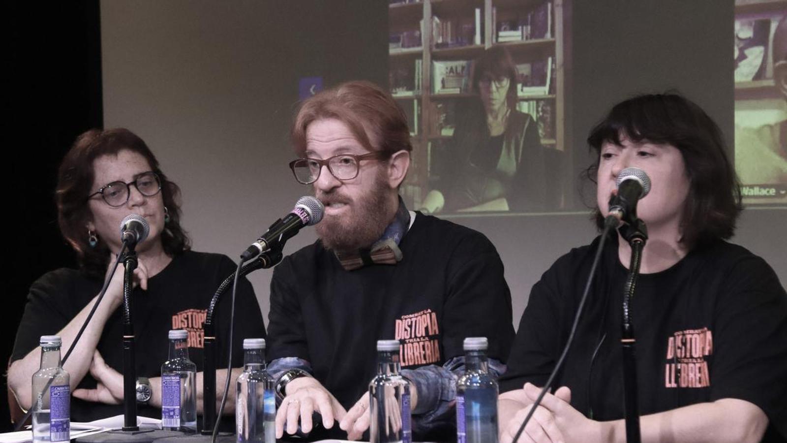 Fe Fernández, Èric del Arco y Elisa Fernández, del Gremio de Libreros, en la sala Paral·lel 62.