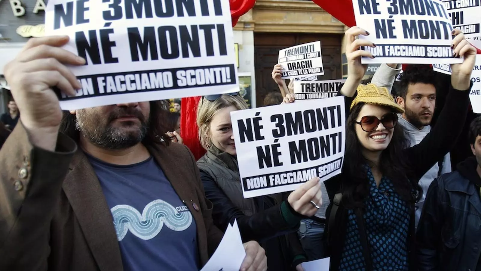 Protestes a Roma divendres en contra d'un nou govern tecnòcrata. "Ni Tremonti ni Monti", diuen els cartells. REUTERS