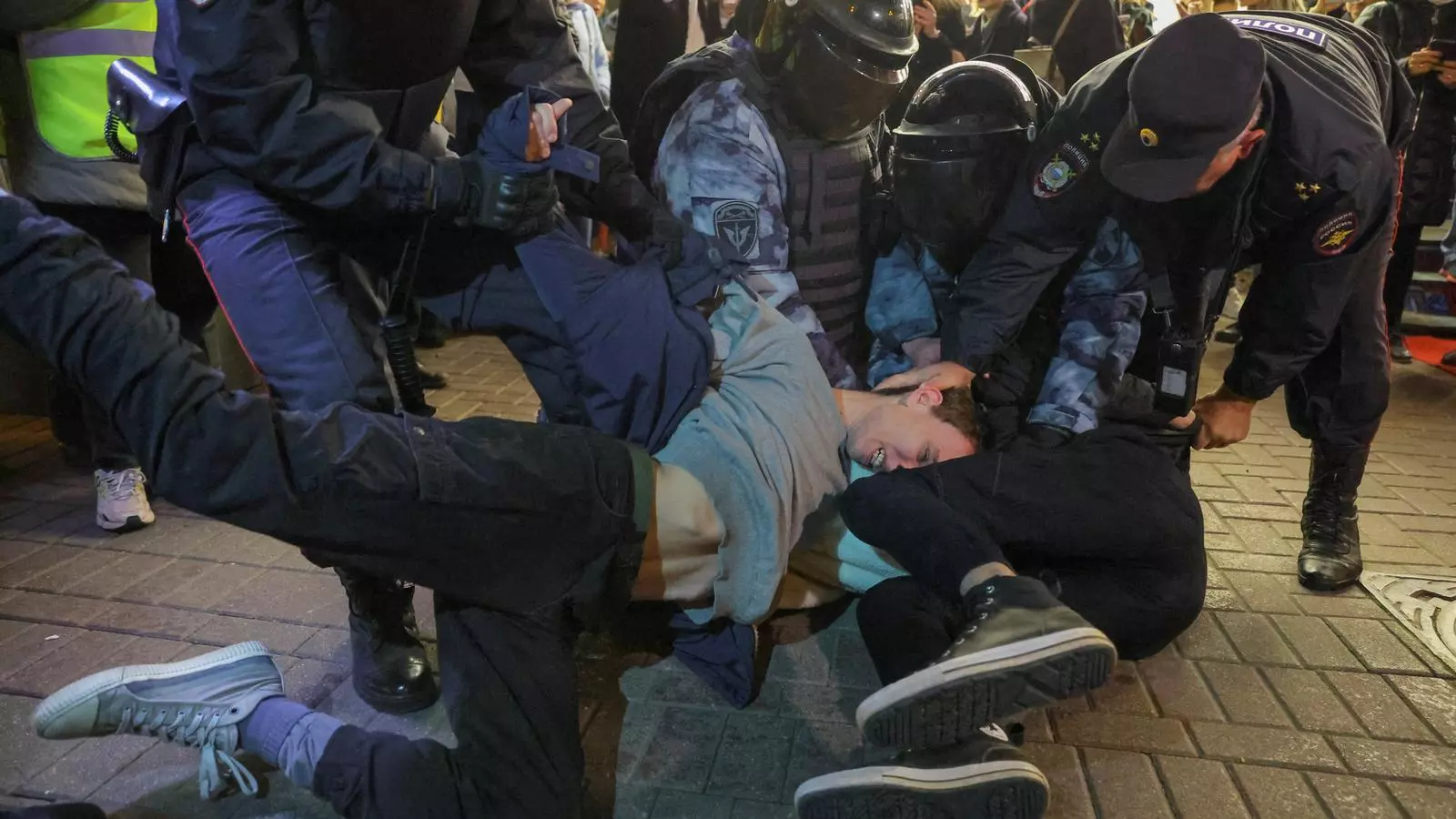 Agents de l'ordre russos detenen homes durant una manifestació no sancionada, després que activistes de l'oposició cridessin a protestes al carrer contra la mobilització dels reservistes ordenada pel president Vladimir Putin, a Moscou, Rússia, el 21 de setembre de 2022.