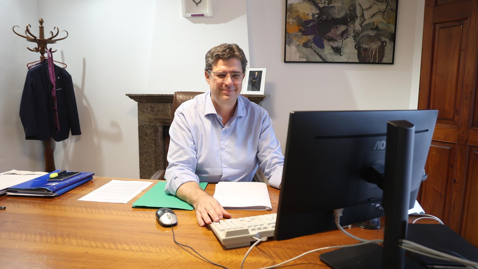 The Minister of Tourism, Jaume Bauzà, works in his office for tourist containment.