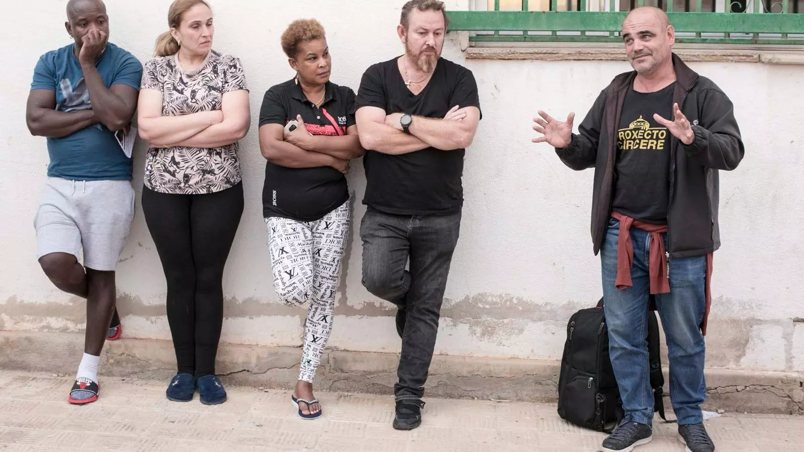 Els veïns d'un bloc de pisos de La Soledat a la primera assamblea del projecte de rehabilitació.