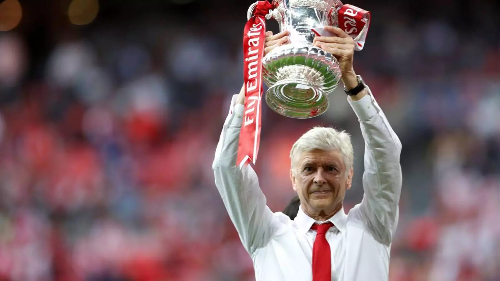 Arséne Wenger, amb la copa guanyada contra el Chelsea