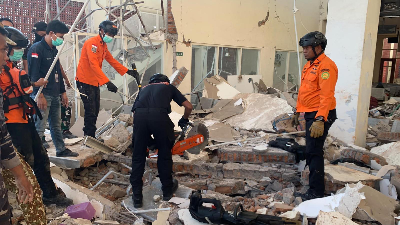 Consequences of the magnitude 7.7 earthquake that has devastated Indonesia this Saturday.