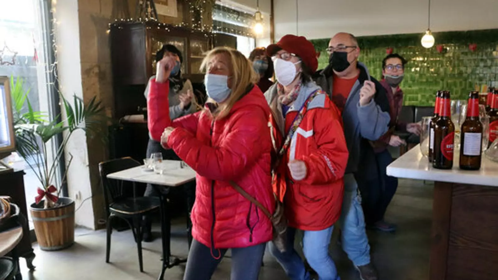 Interior d'un bar de Castellterçol amb veïns celebrant que els ha tocat la Grossa de Cap d'Any