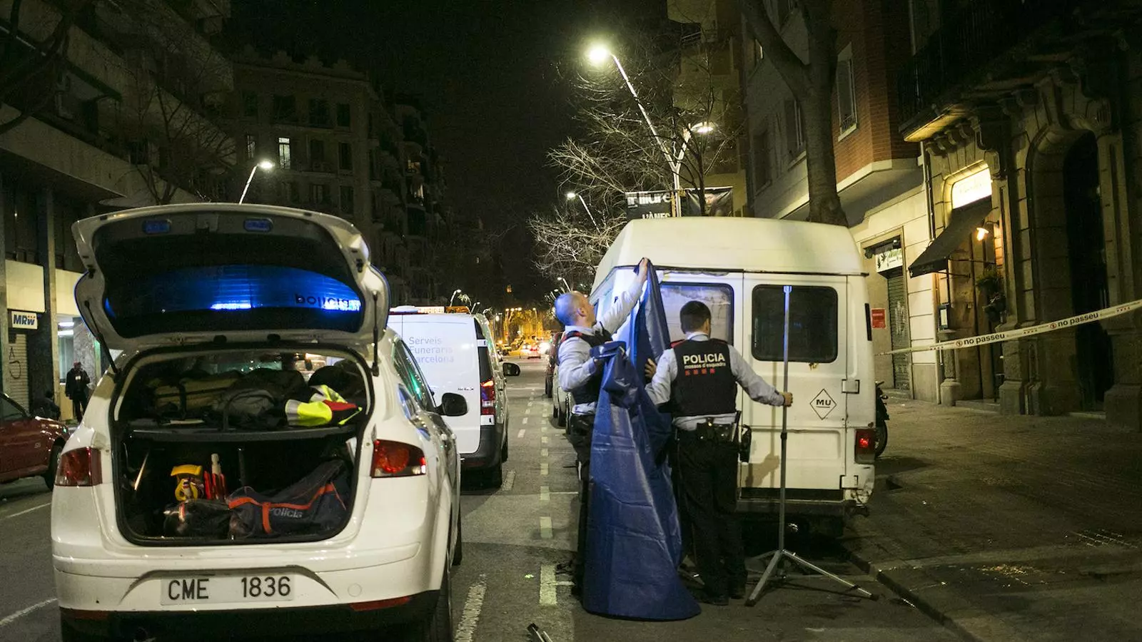 Agents dels Mossos recollint els estris utilitzats en l'aixecament d'un cadàver