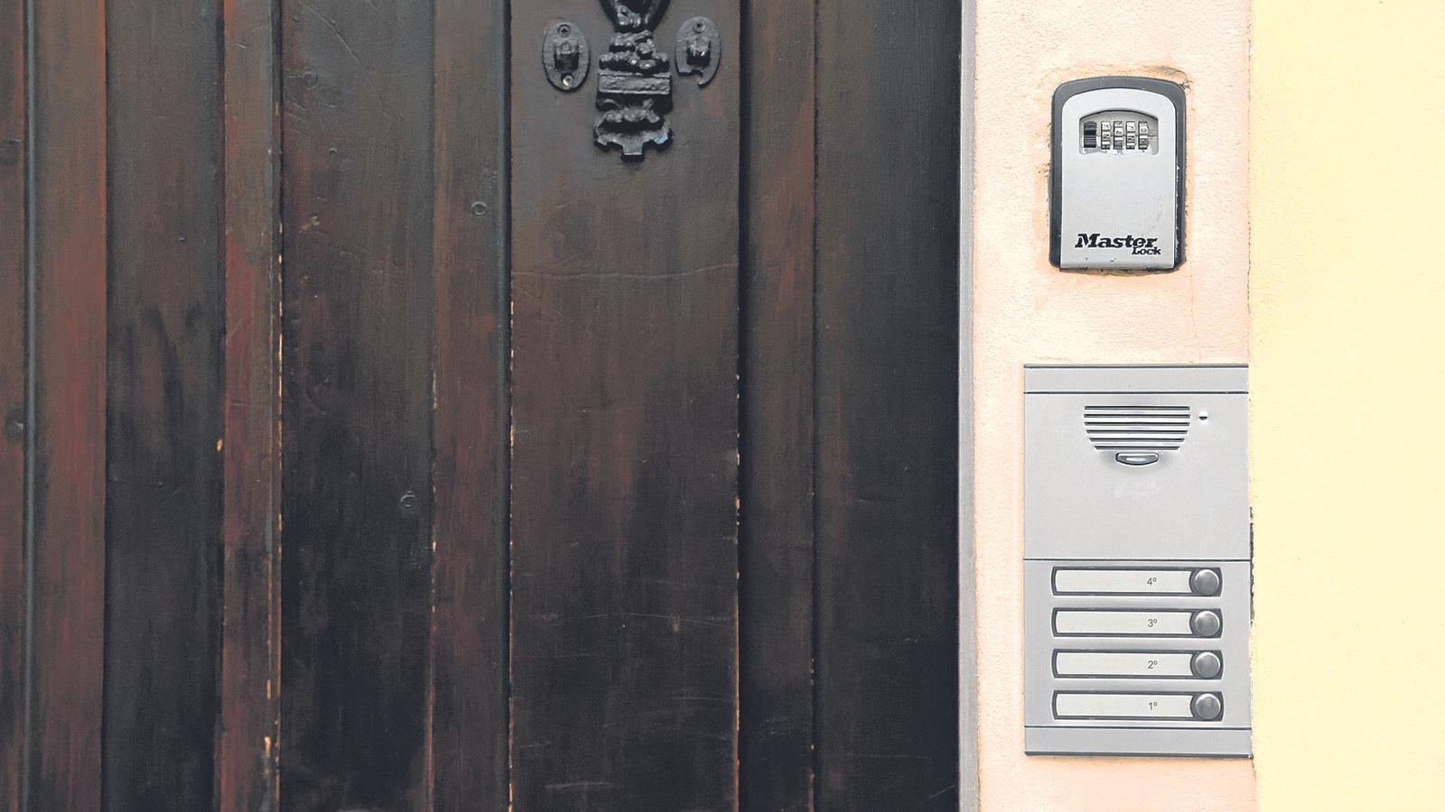 La porta d’un habitatge que s’ofereix com a lloguer turístic, a Palma.