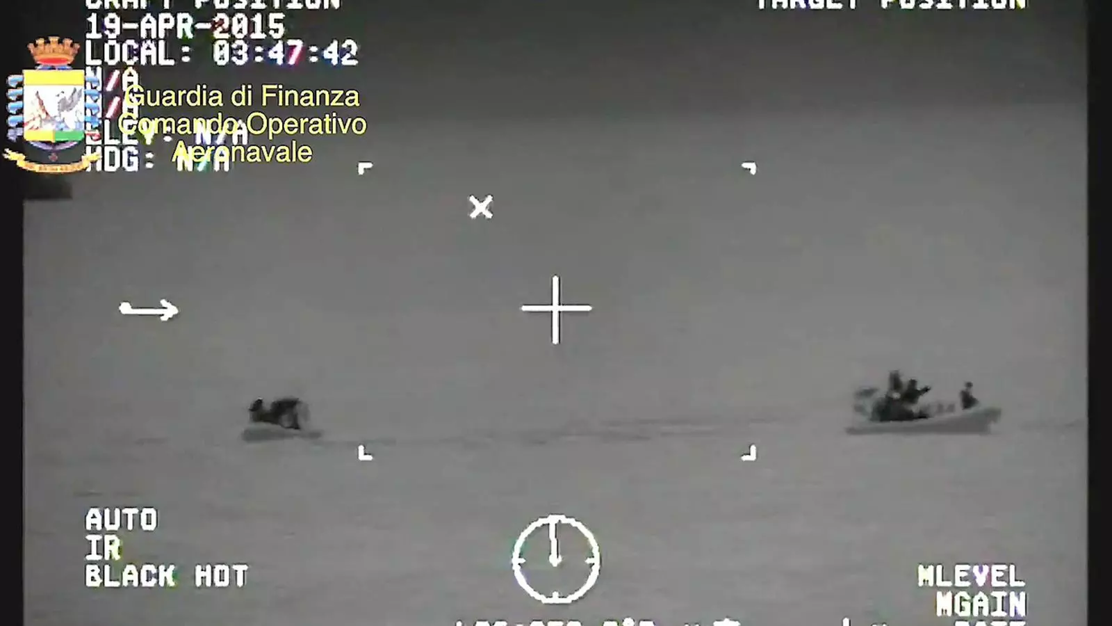 Imatges del vídeo enregistrat ahir pels equips de rescat italians treballant al lloc del naufragi per localitzar supervivents.