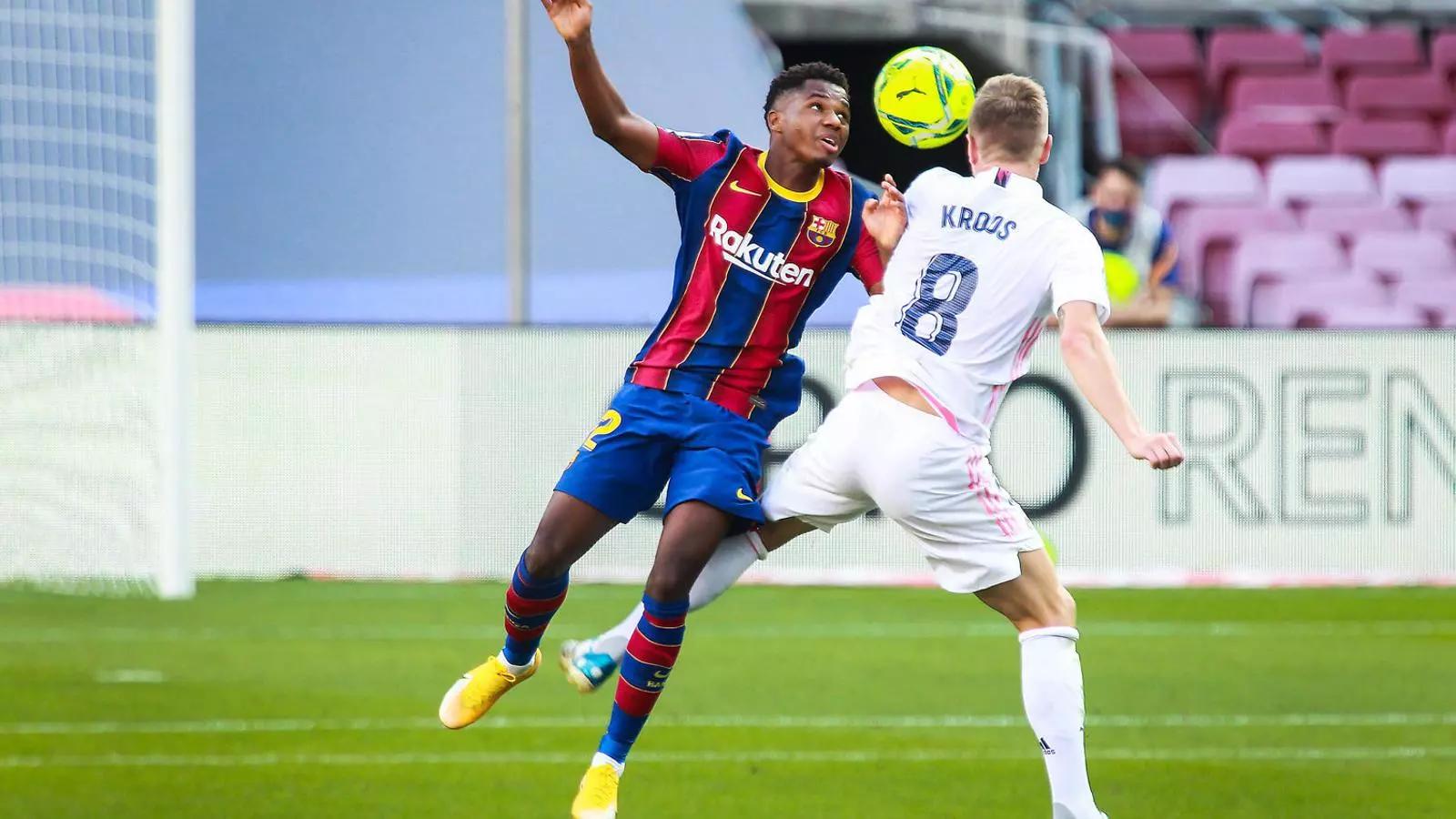 Ansu Fati, titular i autor de l’únic gol del Barça en el clàssic, lluitant per una pilota amb Toni Kroos.