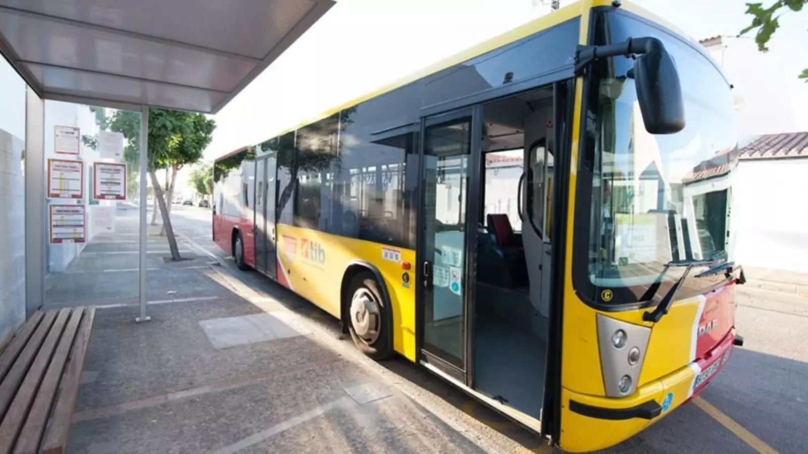 Un bus públic aturat a Menorca.