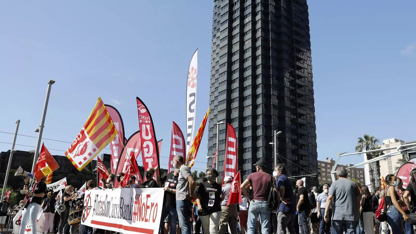 Treballadors de CaixaBank s'han manifestat contra l'ERO davant la seu de l'entitat a l'avinguda Diagonal.