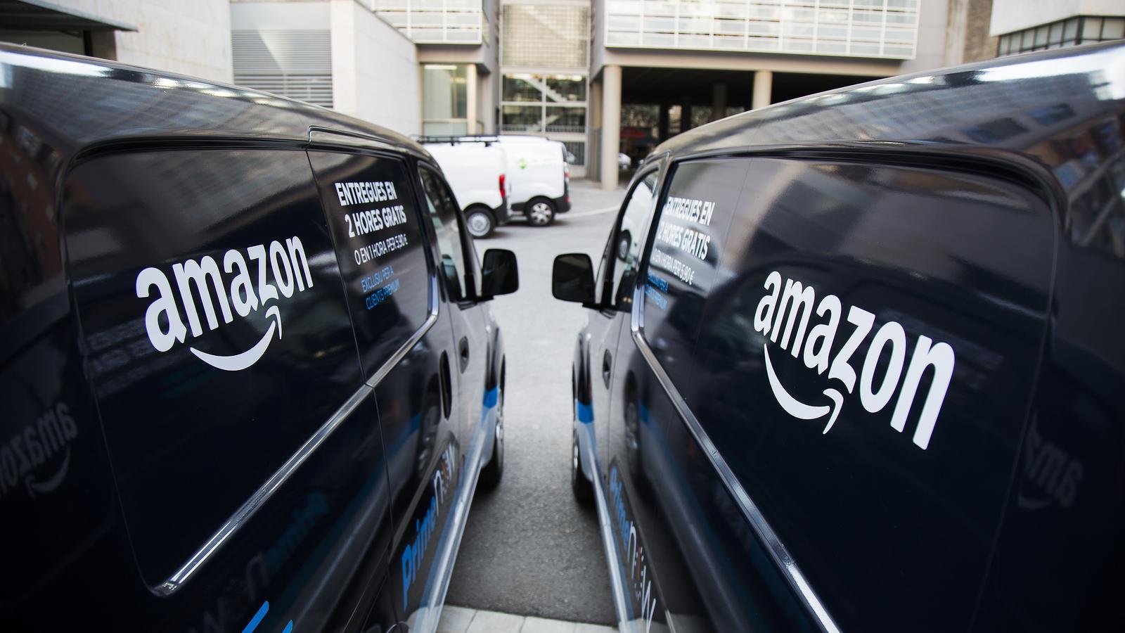 Dues furgonetes del gegant de comerç electrònic Amazon a Barcelona, en una imatge d'arxiu.