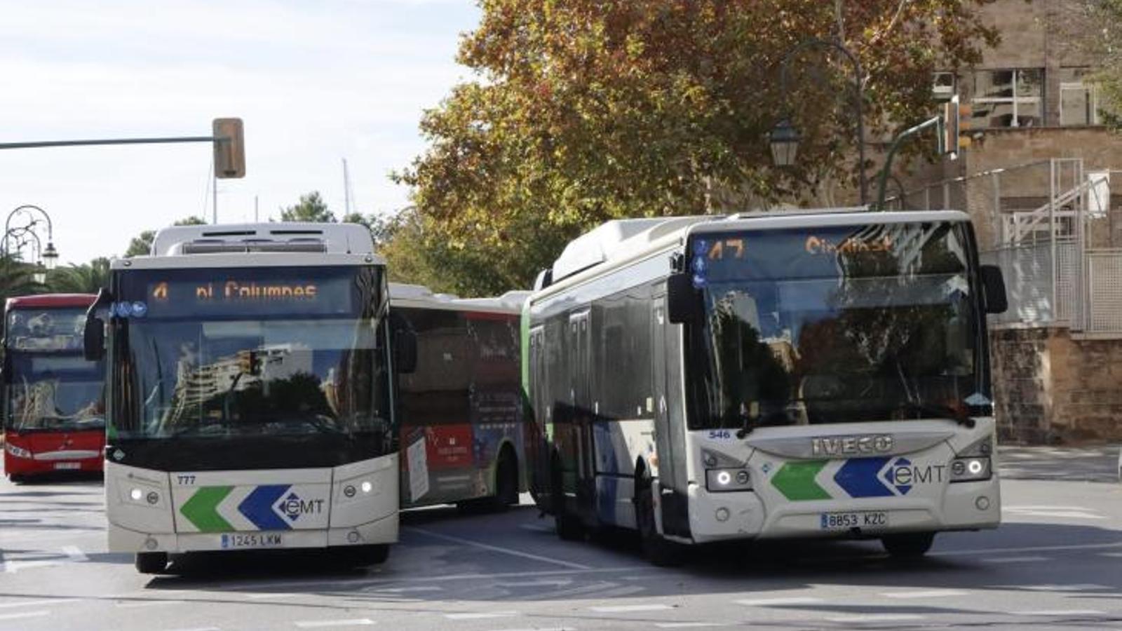 Dos autobuses de la EMT, en una imagen de archivo