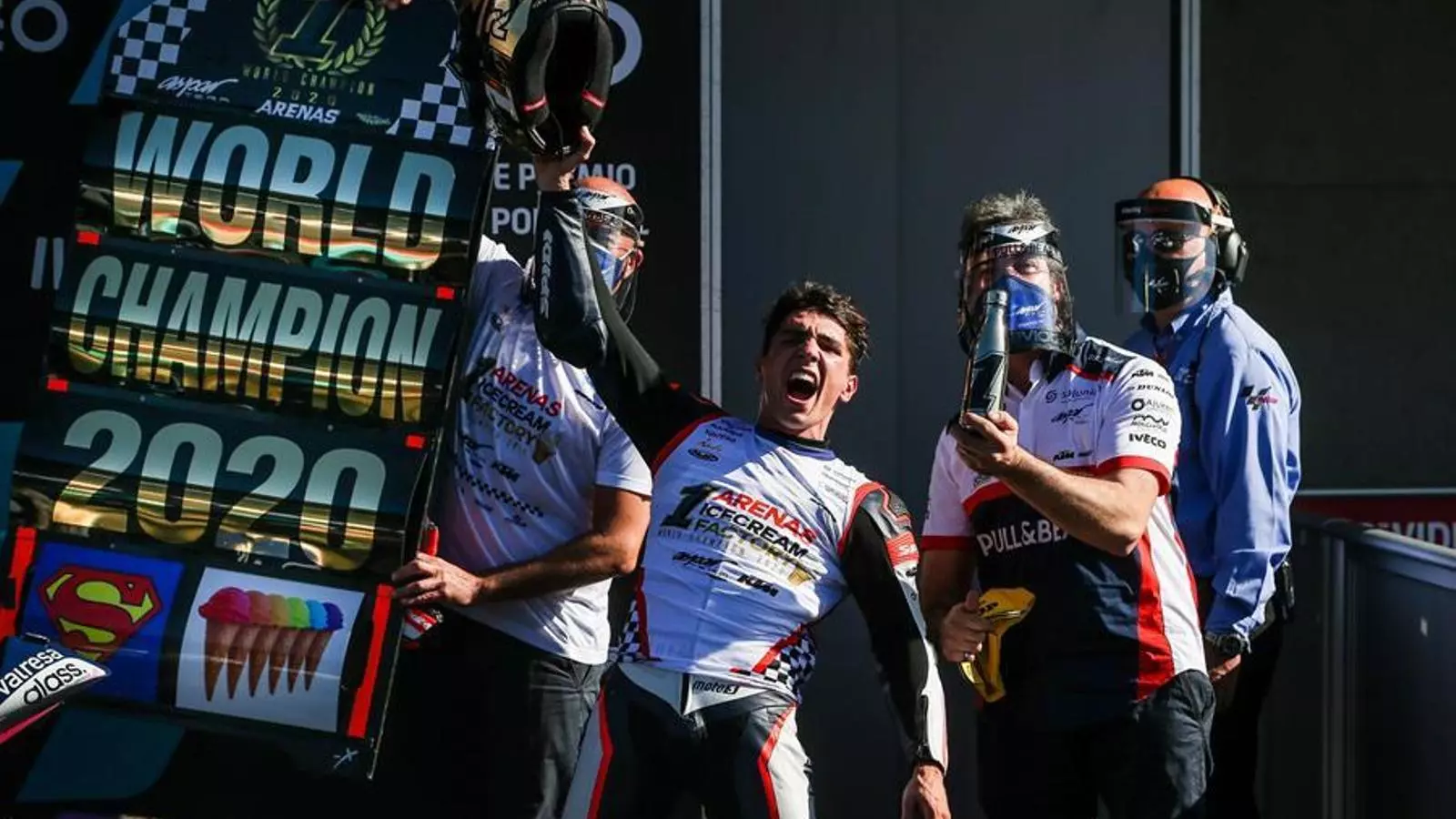 Albert Arenas celebra el títol de campió de Moto3