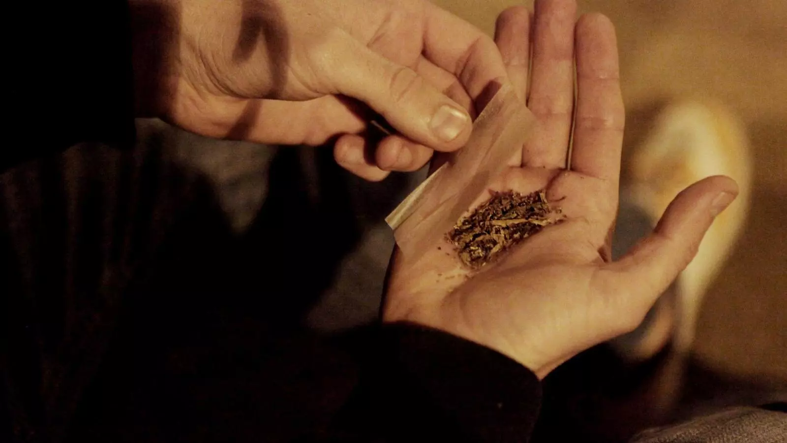 Un jove preparant una cigarreta de marihuana, en una imatge d'arxiu.