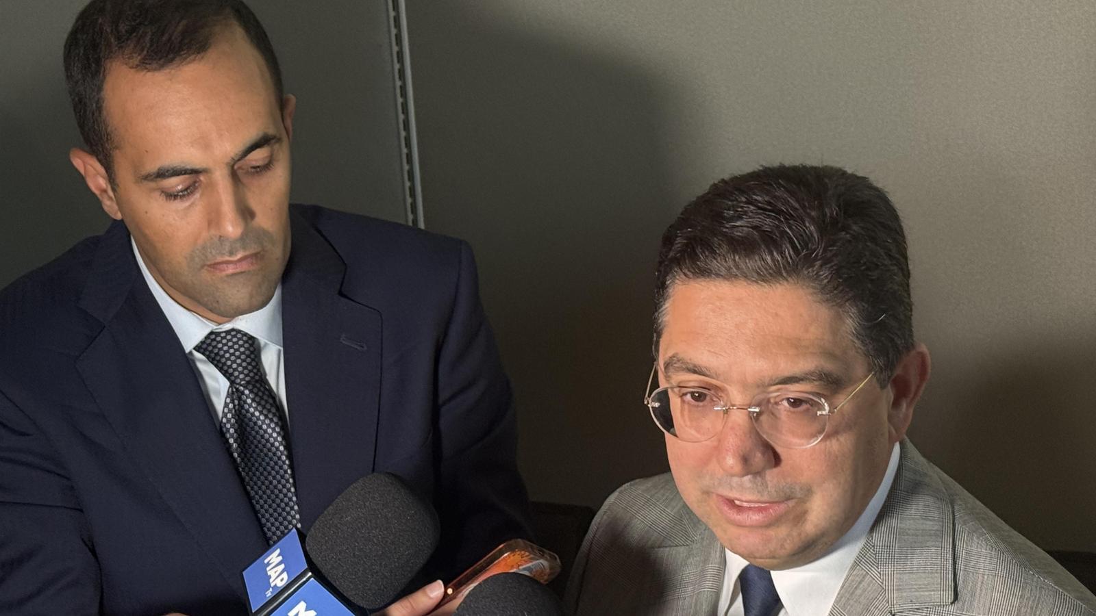 El ministro de Exteriores de Marruecos, Nasser Bourita (derecha), haciendo declaraciones desde Nueva York