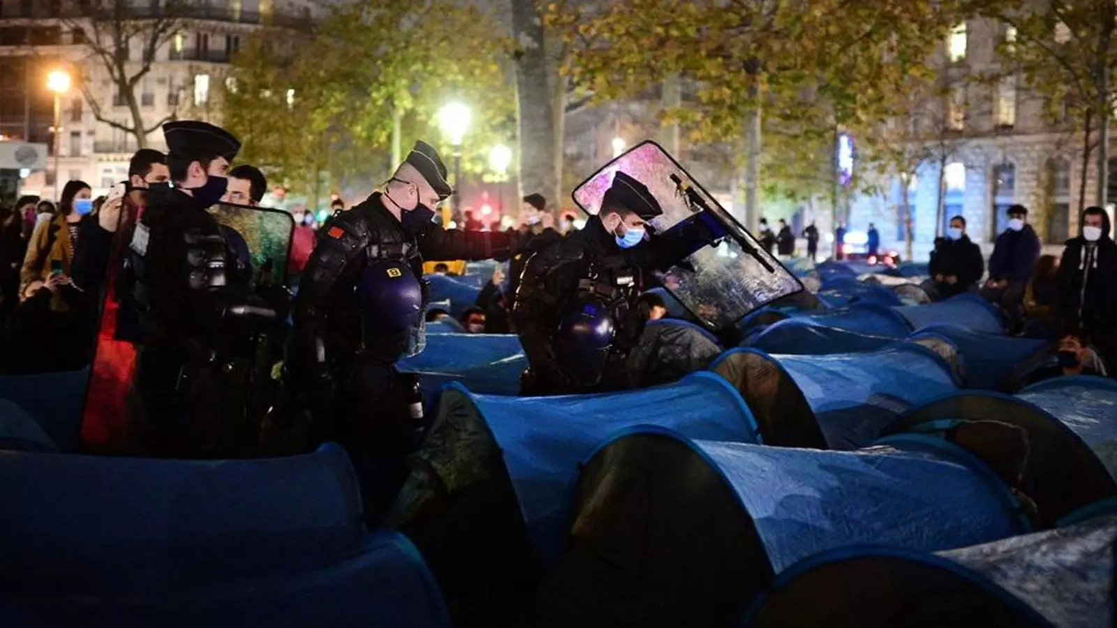 Polèmica a França pel brutal desallotjament policial d'una acampada de migrants a París