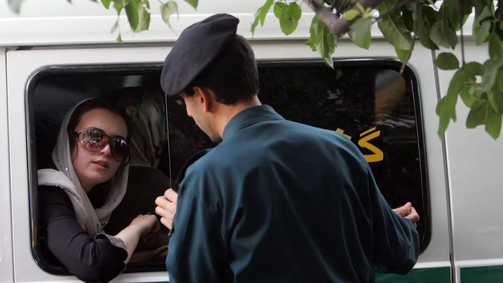 Una dona detinguda a Teheran per no complir amb les normes de vestimenta de l'Iran, en una foto del 2007.