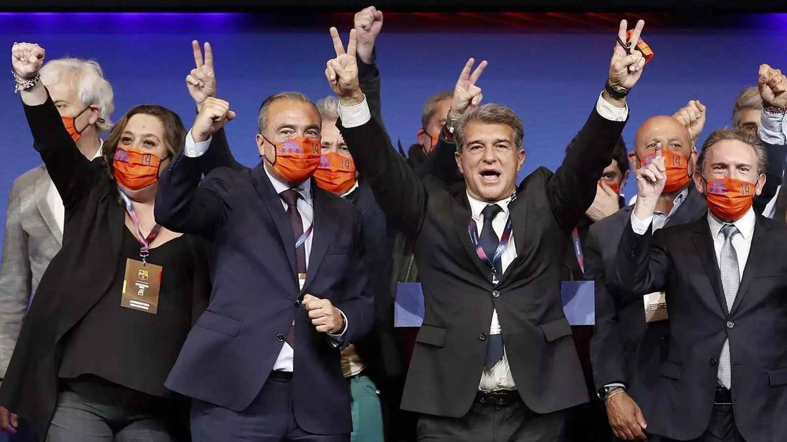 Joan Laporta, celebrant amb els seus directius la victòria a la presidència del Barça