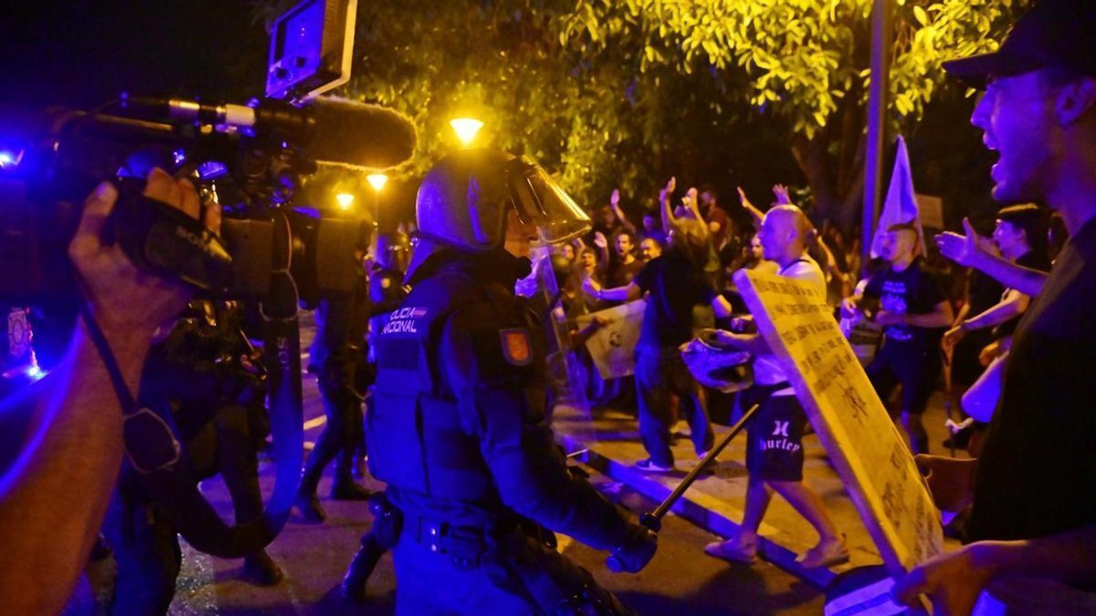 Al final de la manifestación pacífica "Mallorca al límite", la Policía Nacional sorprendió con fuertes cargas, domingo 26 de julio en Palma.