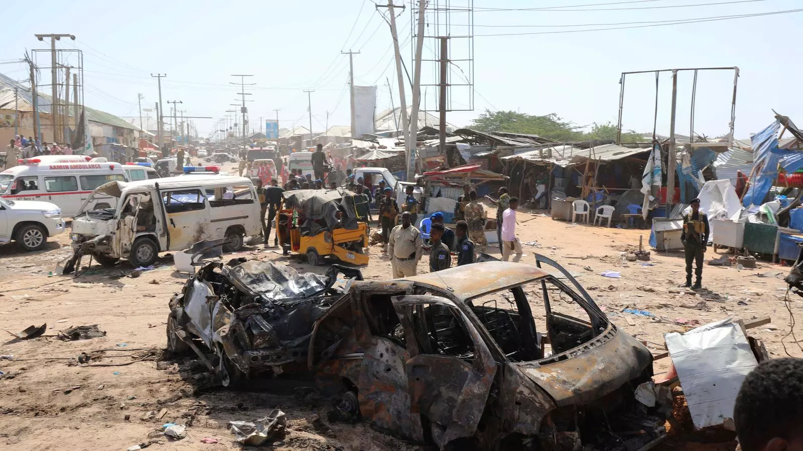 Lloc de l'explosió d'un cotxe bomba a un punt de control de Mogadiscio, a Somàlia.