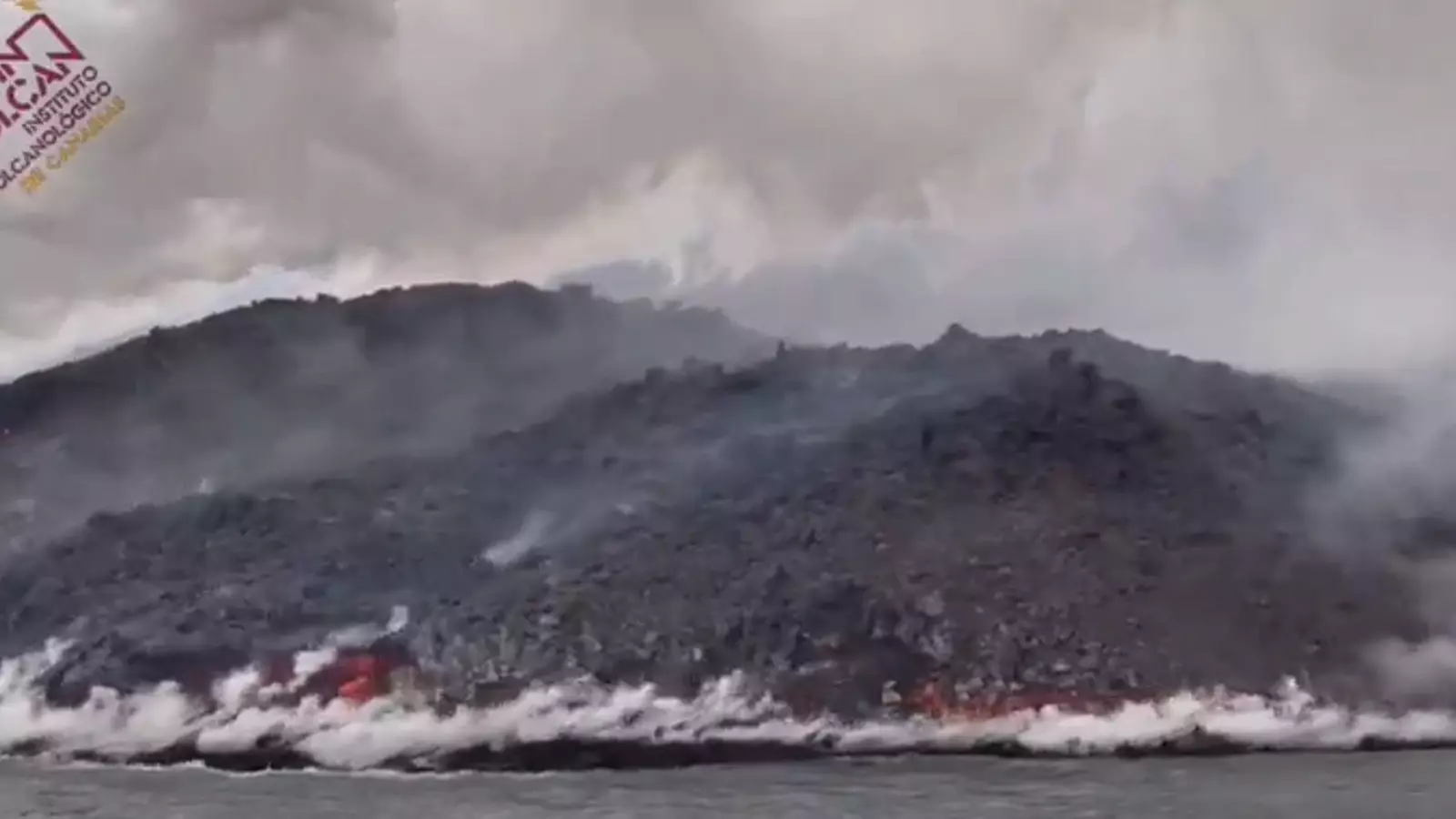La lava tocant el mar en un vídeo de l'Involcan