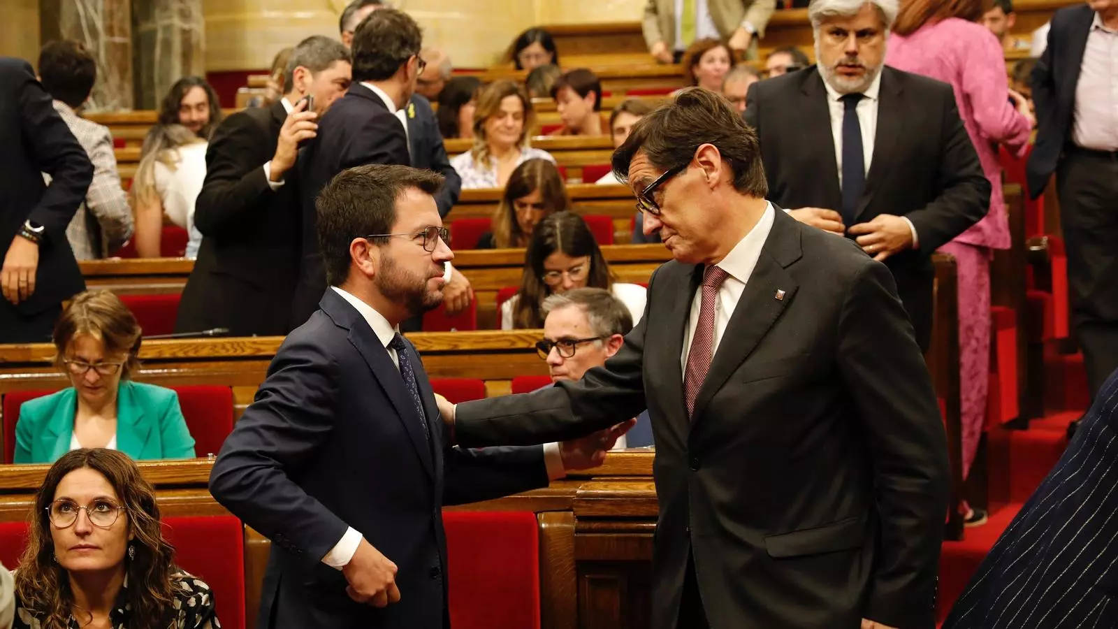 Aragonès, Illa i, en un segon pla, Batet en el debat de política general.
