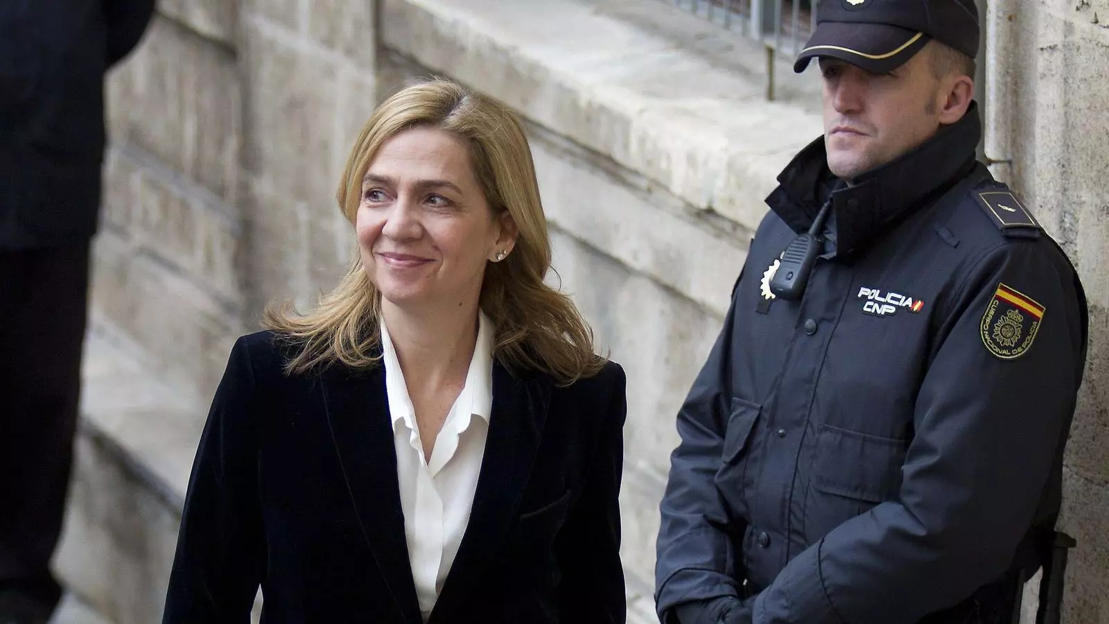 CRISTINA DECIDEIX SI RENUNCIA La Casa Reial espanyola va comunicar ahir el seu “respecte absolut a la independència del poder judicial”. Sobre la possibilitat que Cristina de Borbó hagi de renunciar o no als seus drets dinàstics, la Casa Reial es limita a recordar, d’acord amb la posició del govern espanyol, que és una “decisió personal” de la infanta.