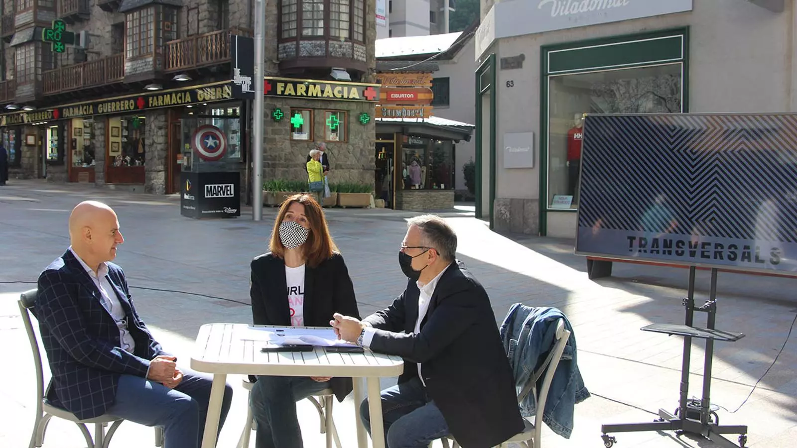 El cònsol menor d'Escaldes-Engordany, Joaquim Dolsa; el conseller de Vida Cultural, Valentí Closa i la cap de departament de Cultura, Anna Garcia, durant la roda de premsa.