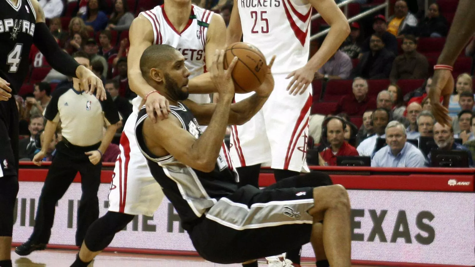 Jeremy Lin (Houston Rockets) lluita amb Tim Duncan (San Antonio Spurs)