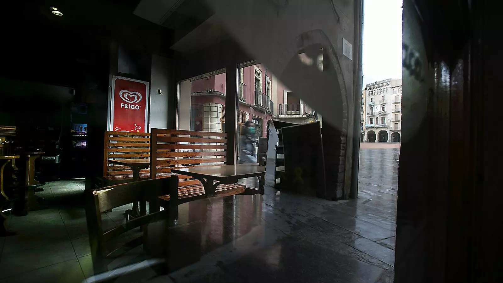 La restauració és un dels sectors més afectats per aquesta crisi. La imatge és d’un dels bars tancats durant el confinament a Vic.
