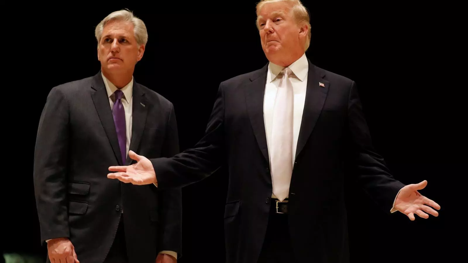 Trump en arribar al sopar al seu club de golf privat de Florida, amb el cap de la majoria a la cambra de representants, el republicà Kevin McCarthy