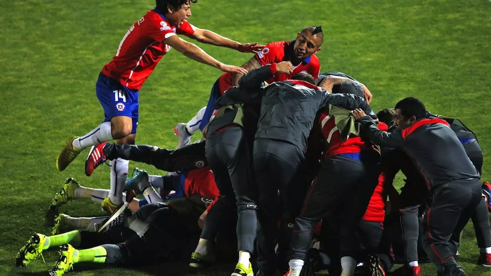Els jugadors xilens celebren el gol d'Isla contra l'Uruguai / CLAUDIO REYES / AFP