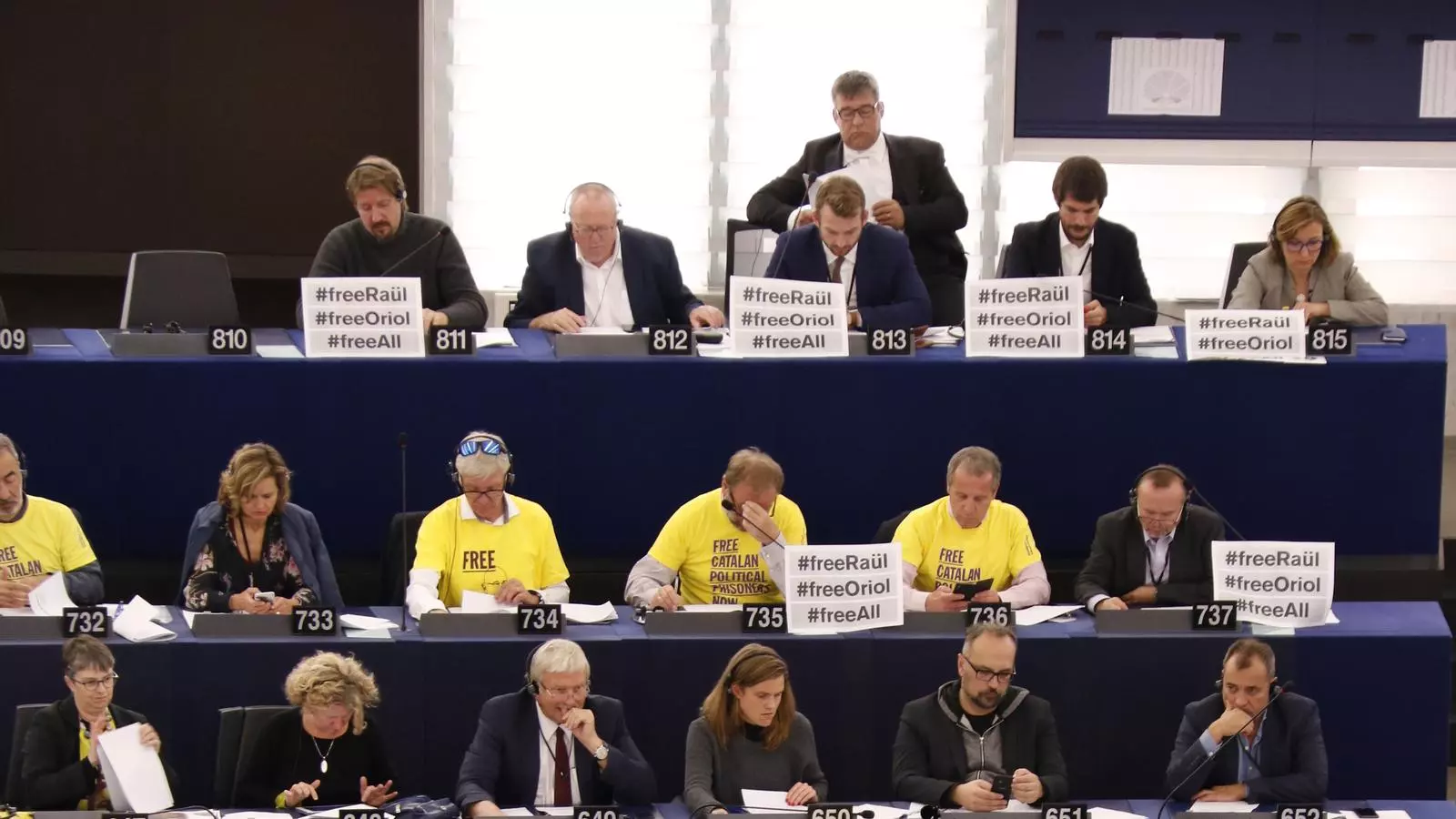 Imatge de diversos eurodiputats amb samarretes grogues reclamant la llibertat dels presos al plenari d'Estrasburg