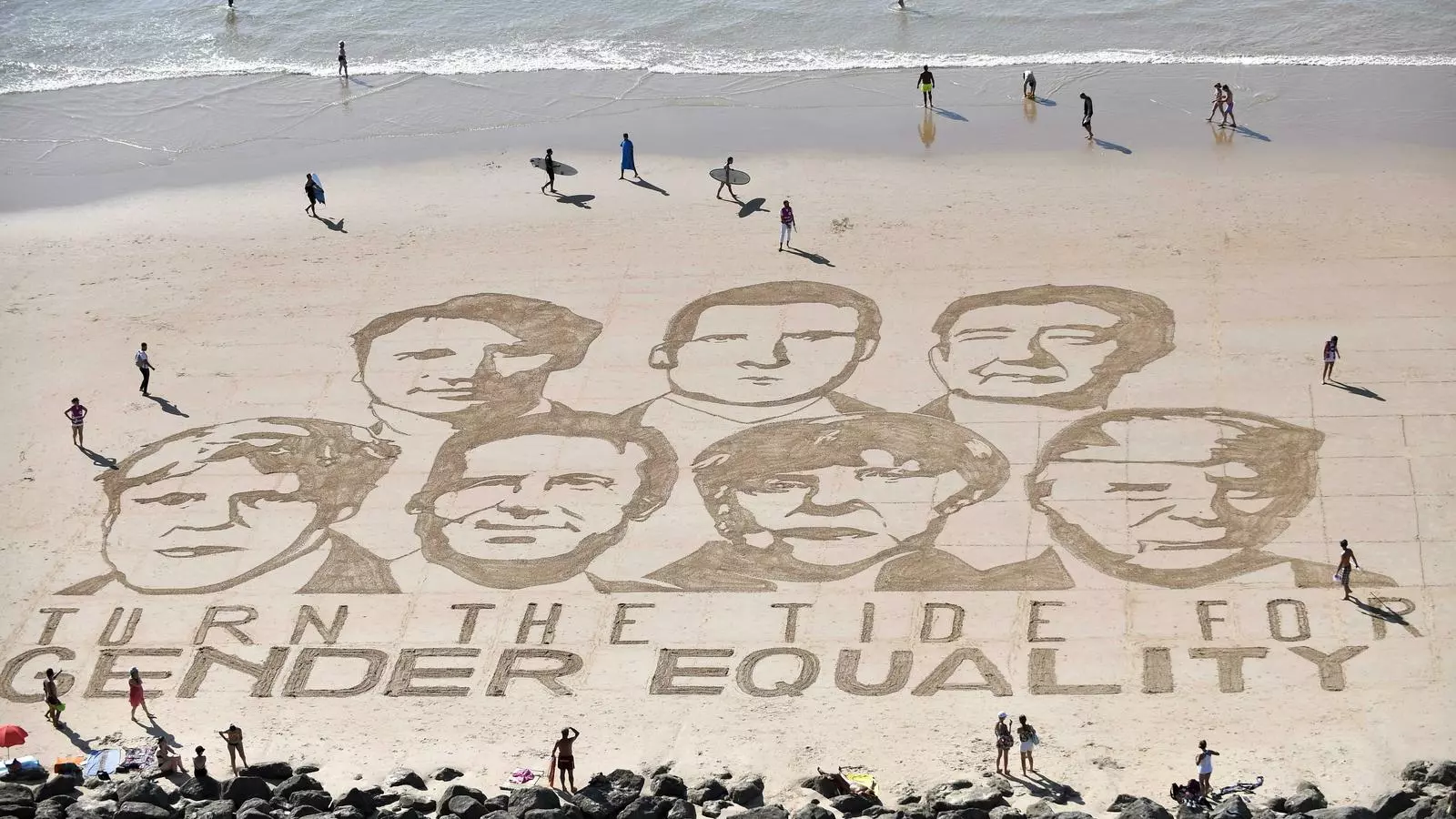 Vista aèria d'un missatge escrit a la sorra per l'artista francès Sam Dougados, en el qual es veuen les cares dels líders dels països del G-7 juntament amb el missatge "Que canviï la marea per la igualtat de gènere" a la platja de Biarritz (França), aquest divendres.