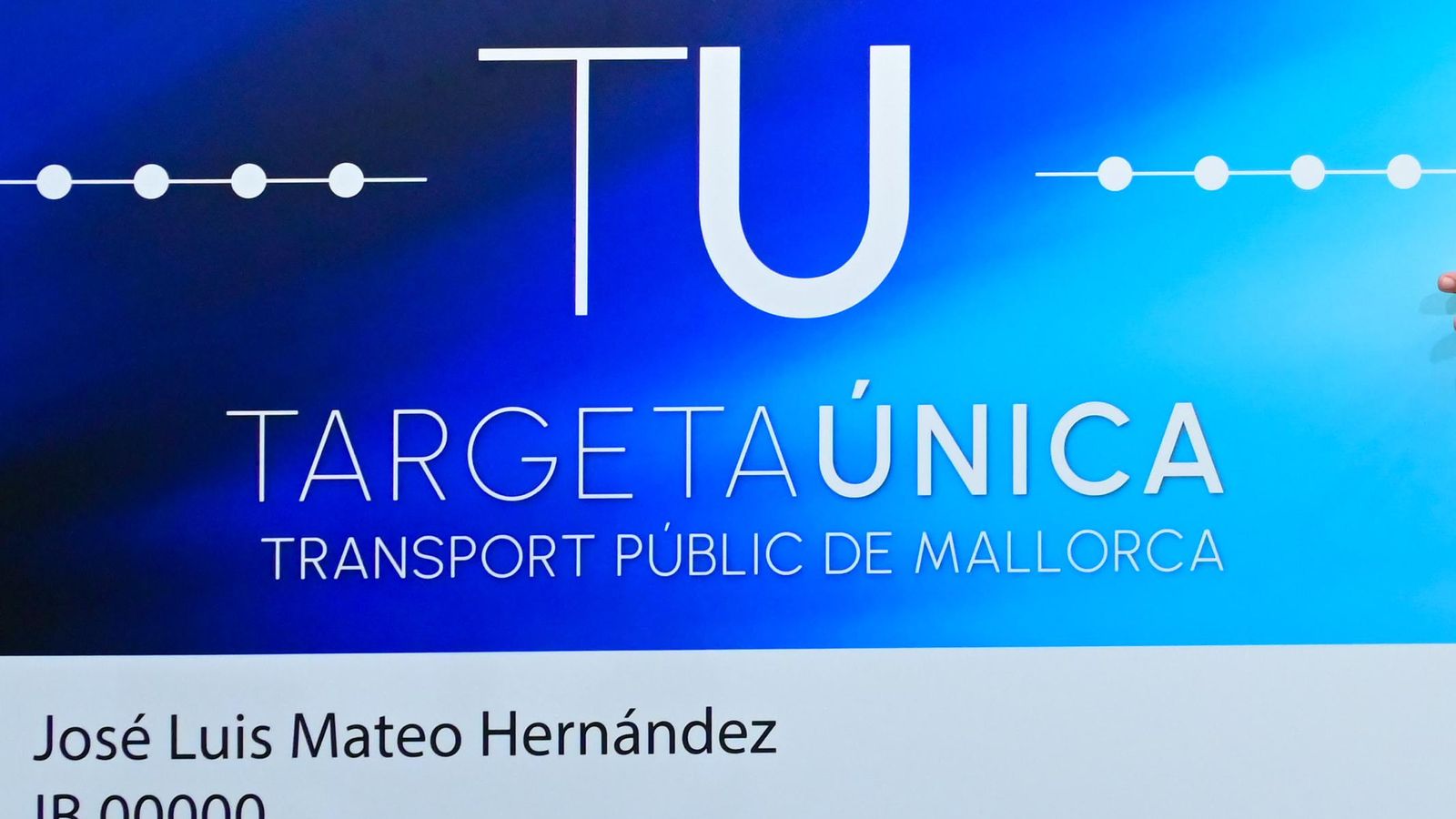 José Luis Mateo i Antoni Deudero amb la nova Targeta Única, que conviurà amb la Targeta Intermodal.