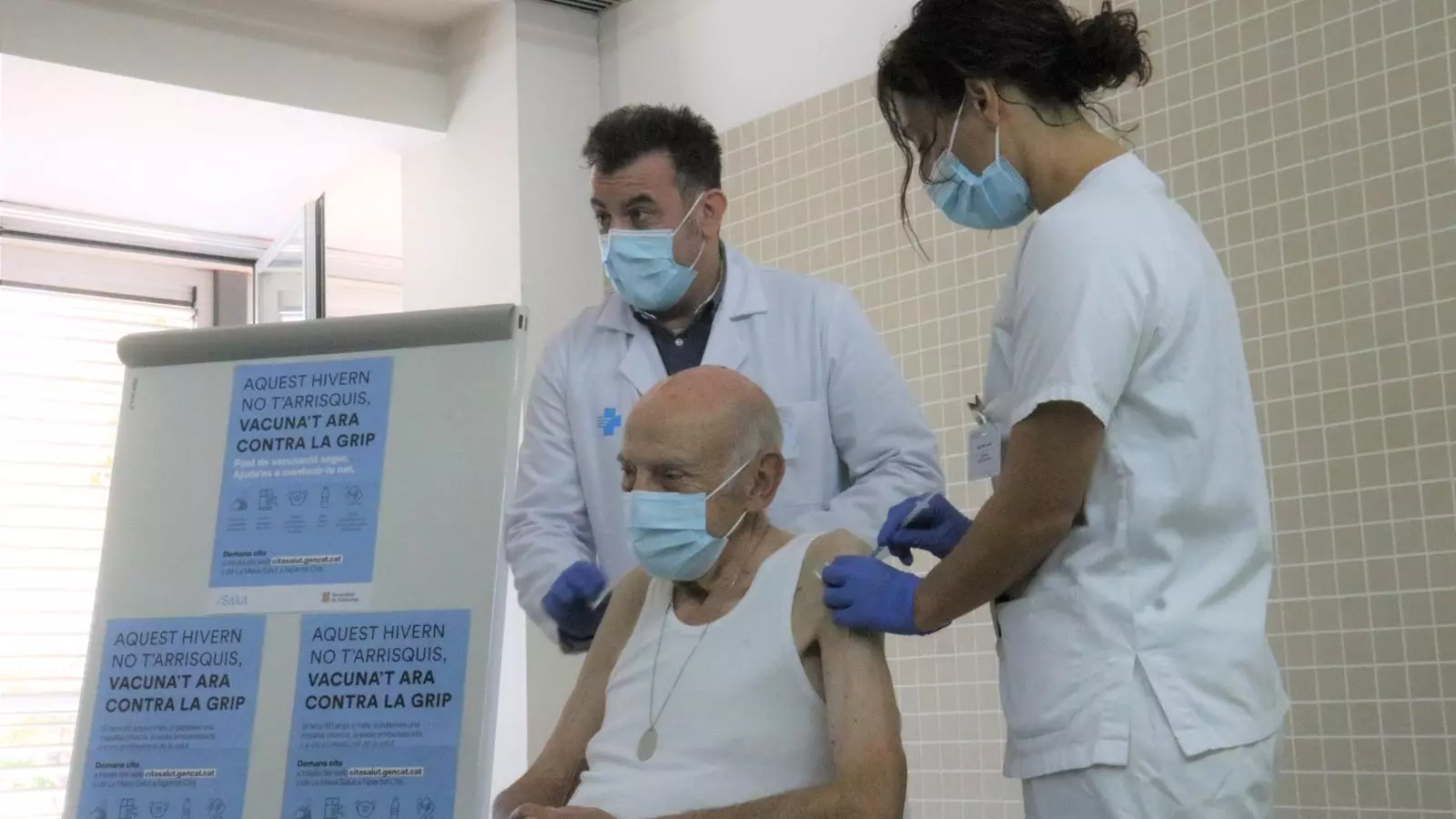 A large man receiving both the flu vaccine and the third dose against covid to the HEAD Rio de Janeiro of Barcelona.